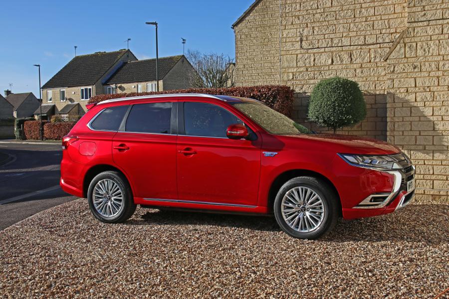  Mitsubishi Outlander PHEV 2018 года  (UK) (фото 21 из 25)
